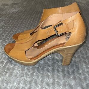 Sofft Dabney Tan Leather T-Strap Cutout Sides Boho Block Heel Sandals size 9